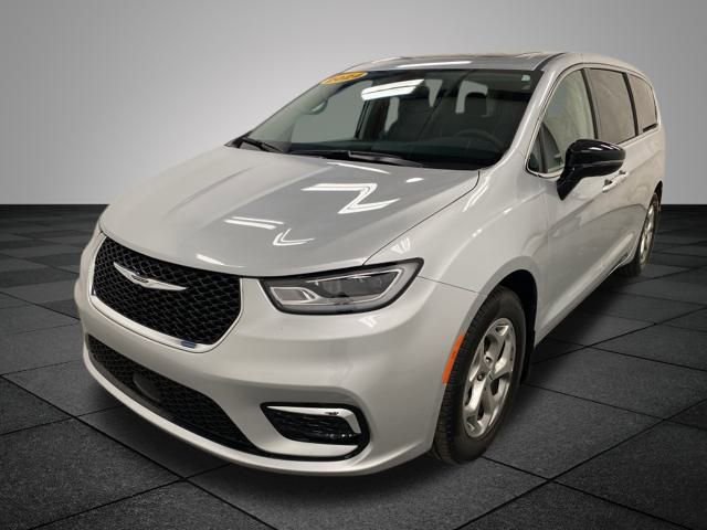 Used 2024 Chrysler Pacifica Limited image 3