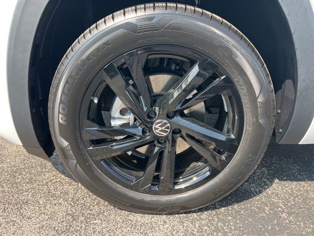 New 2026 Volkswagen Atlas Cross Sport SEL R-Line image 7