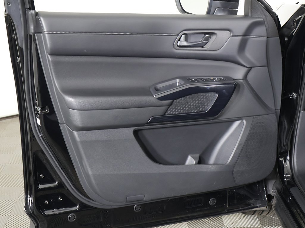 Used 2024 Nissan Pathfinder S image 19