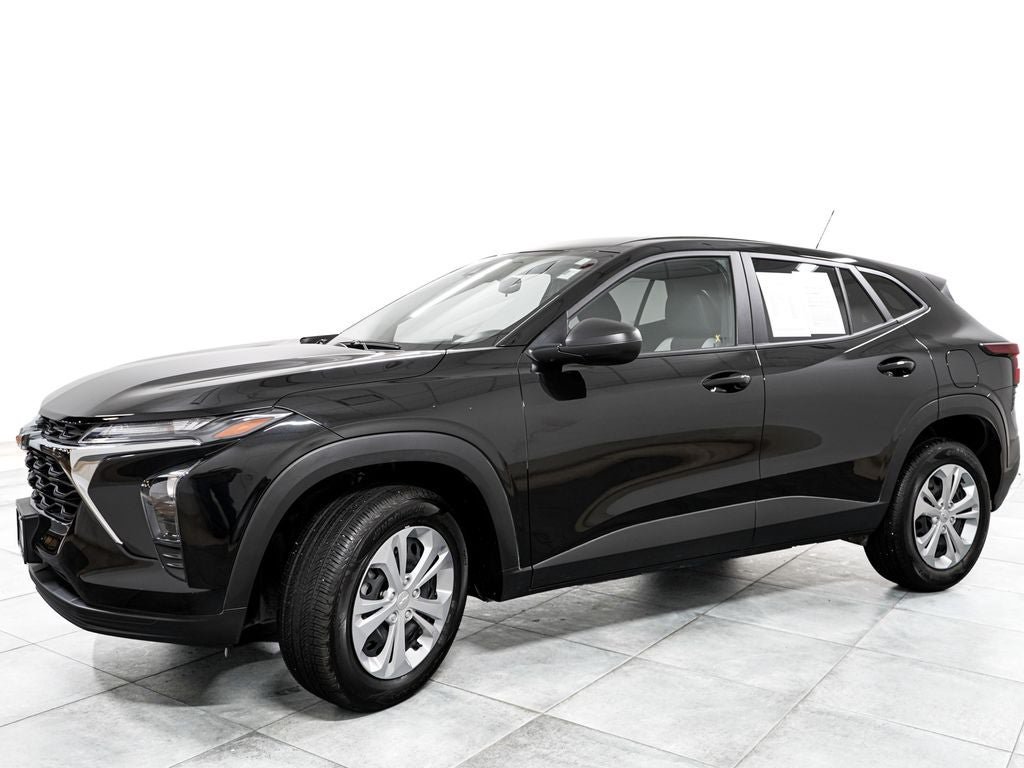 Used 2025 Chevrolet Trax LS FWD image 4