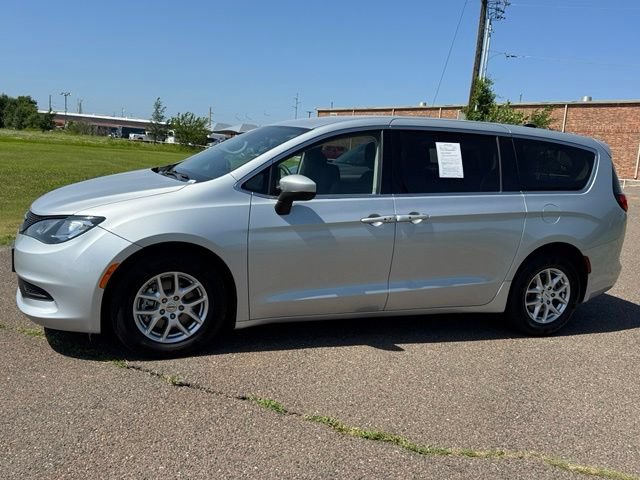 Used 2023 Chrysler Voyager LX FWD image 3
