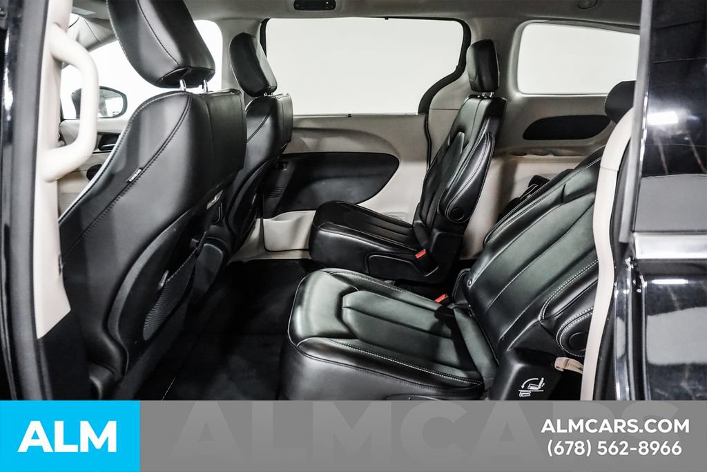 Used 2023 Chrysler Pacifica Touring-L FWD image 16