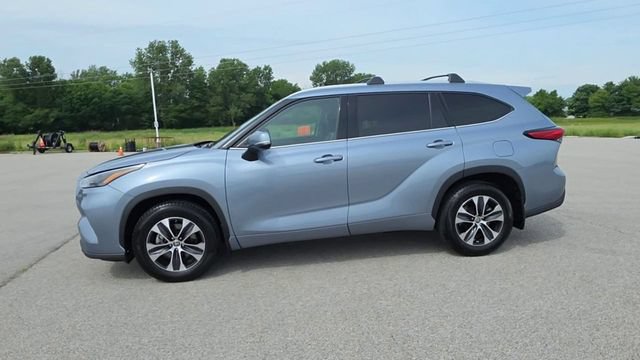 Used 2022 Toyota Highlander XLE AWD/4WD image 4