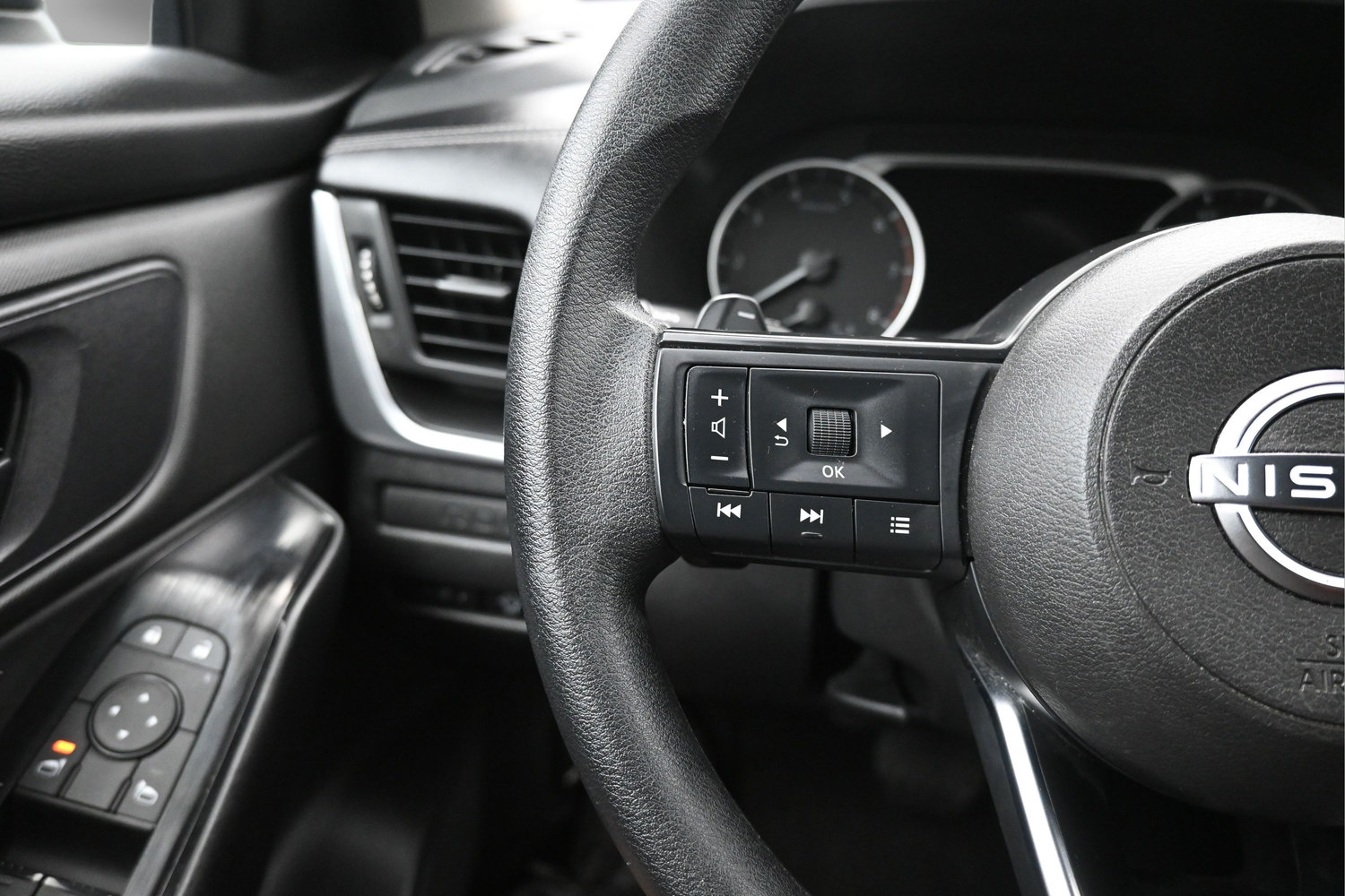 Used 2024 Nissan Rogue S FWD image 20