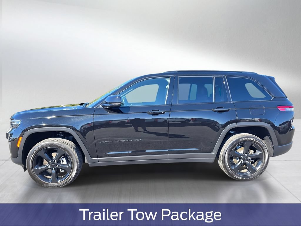 Used 2025 Jeep Grand Cherokee Altitude AWD/4WD image 3