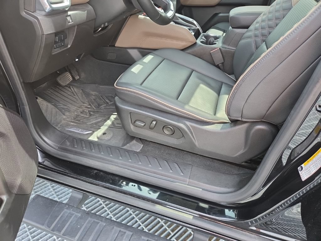 Used 2023 GMC Canyon Denali w/ Denali Black Edition AWD/4WD image 9