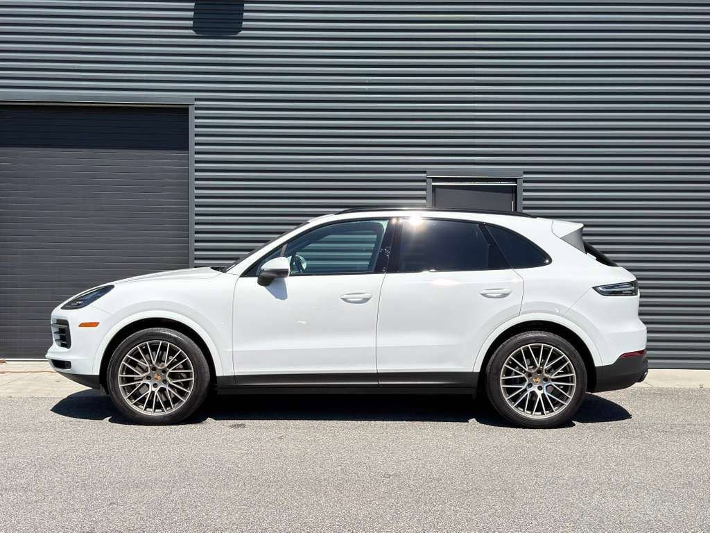 Certified 2023 Porsche Cayenne Platinum Edition image 2