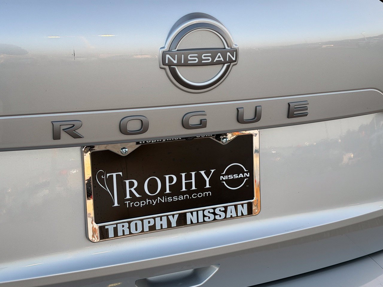 Certified 2025 Nissan Rogue SV FWD image 8