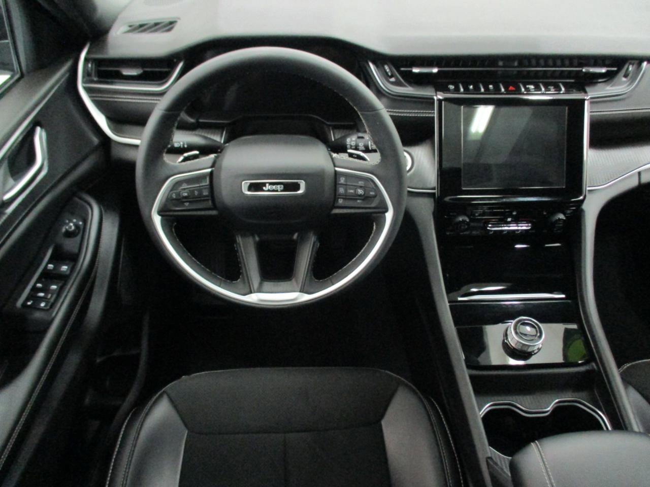 Used 2023 Jeep Grand Cherokee Altitude AWD/4WD image 14