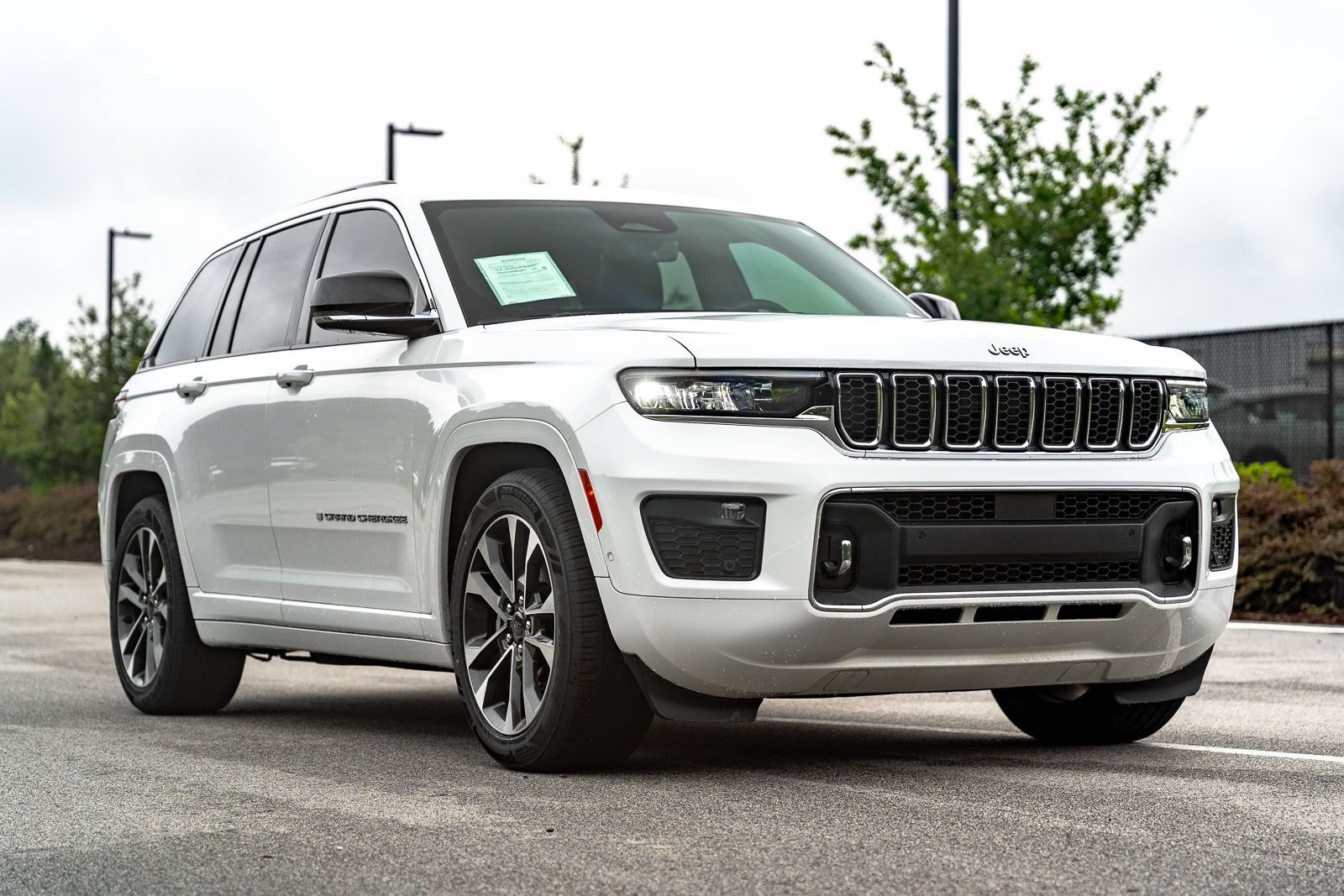 Used 2022 Jeep Grand Cherokee Overland w/ Luxury Tech Group IV AWD/4WD image 10