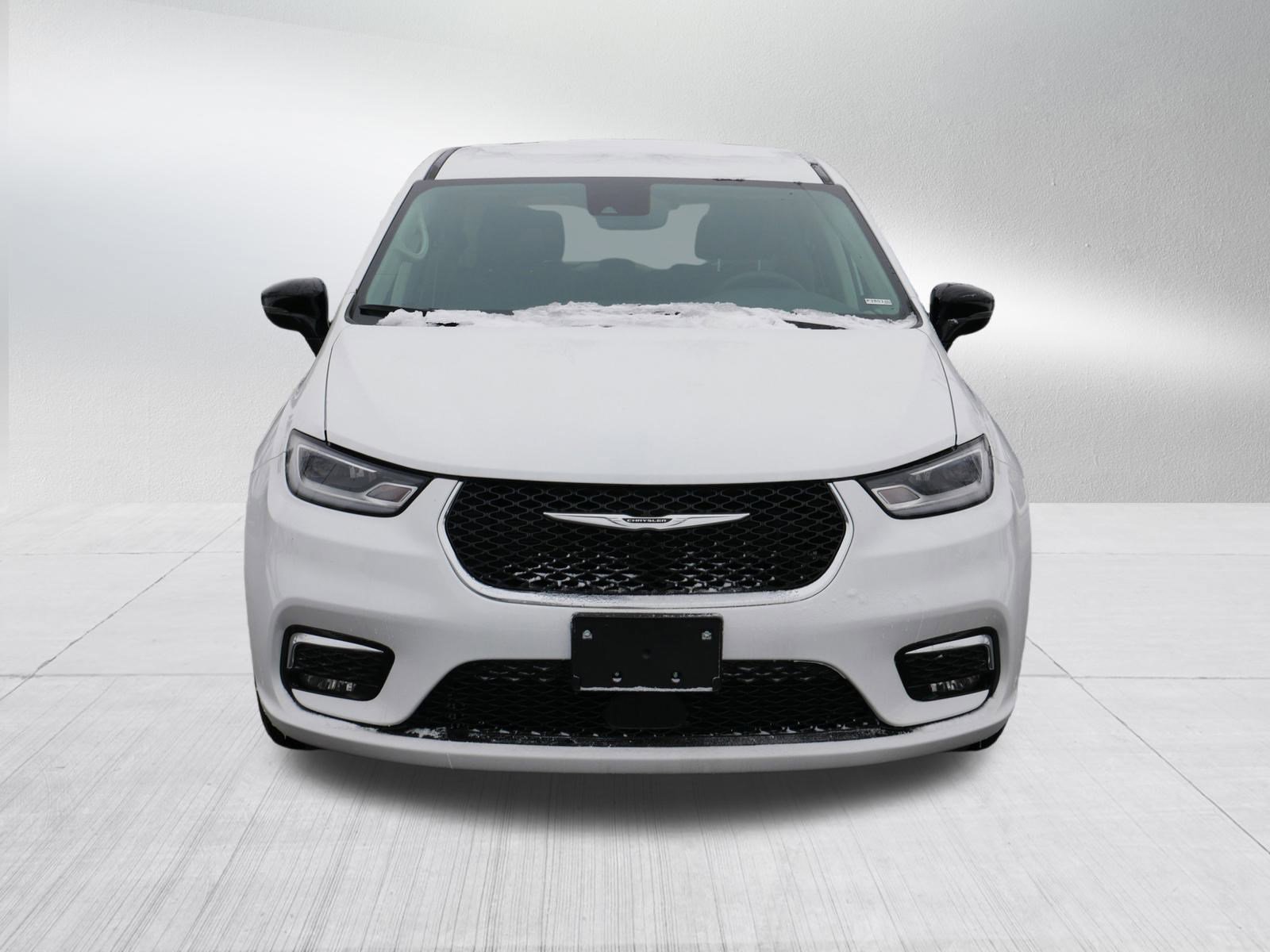 Used 2024 Chrysler Pacifica Touring-L image 2