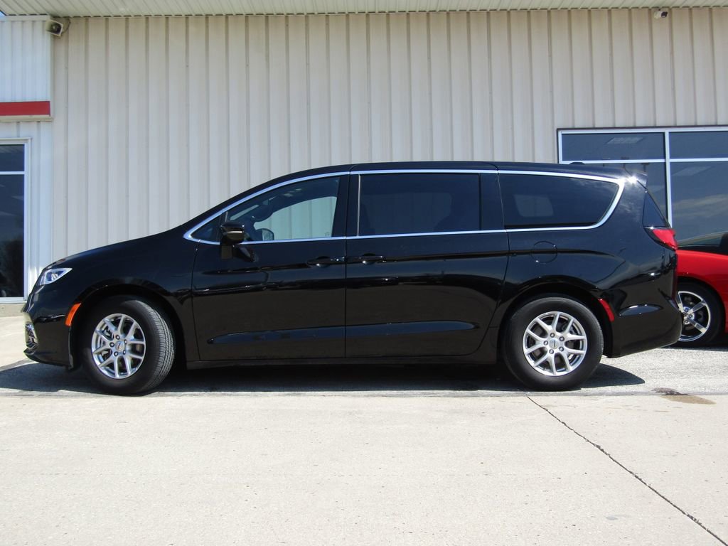 Used 2025 Chrysler Pacifica Select FWD image 11