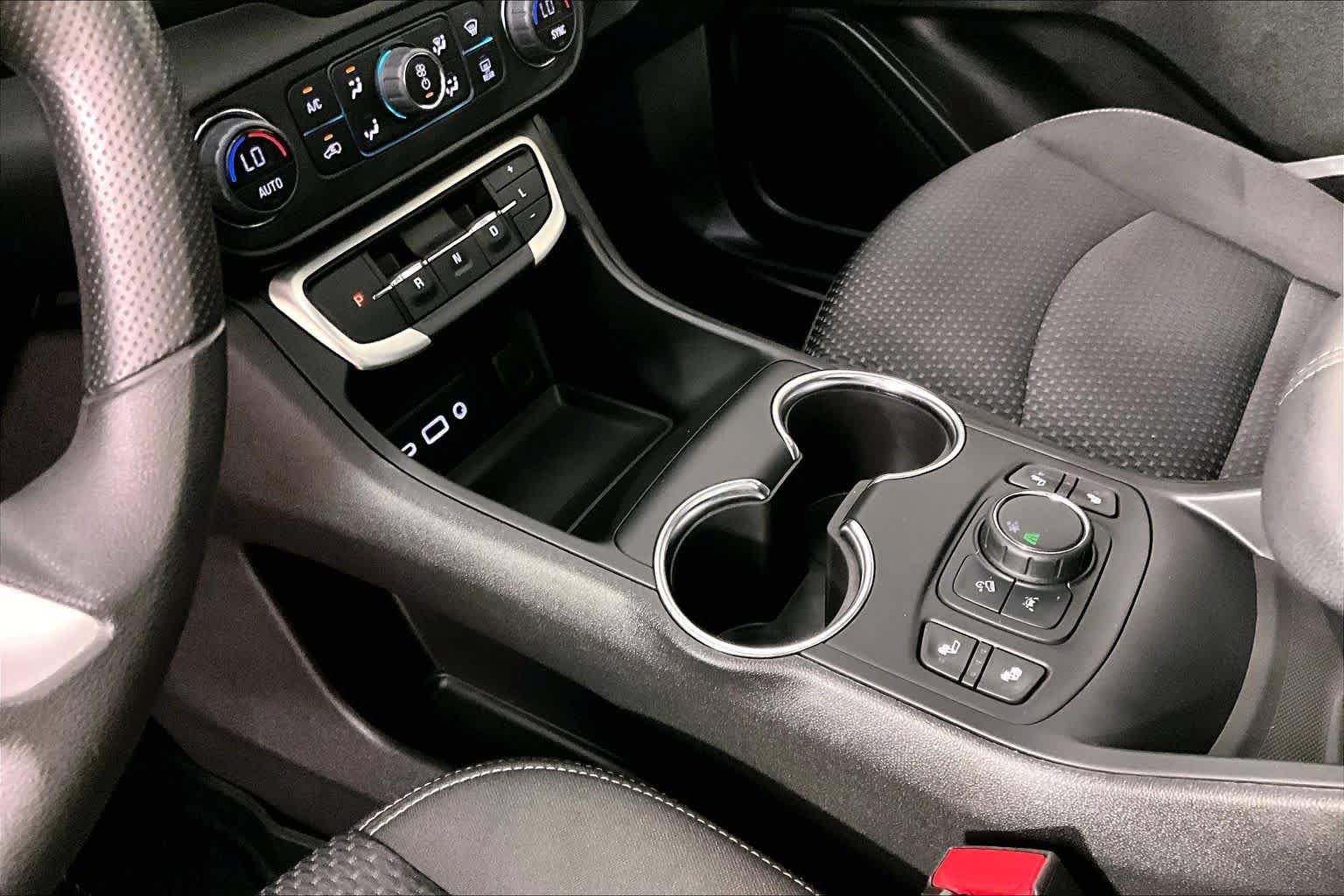 Used 2024 GMC Terrain SLE w/ Driver Convenience Package FWD image 16