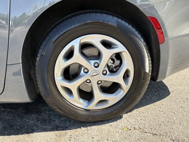 Certified 2024 Chrysler Pacifica Limited FWD image 25