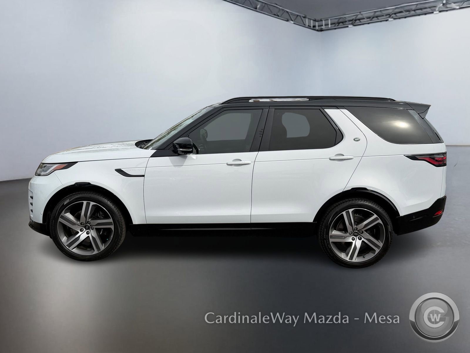 Used 2023 Land Rover Discovery Metropolitan Edition image 8