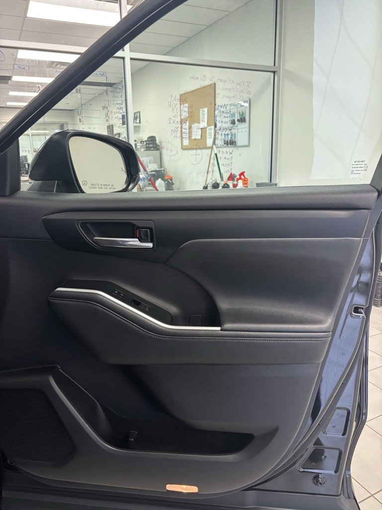 Used 2021 Toyota Highlander XLE image 22