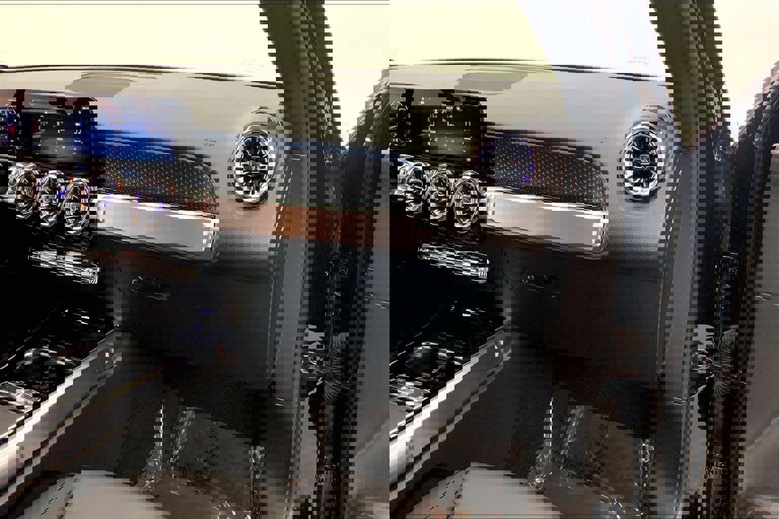 Used 2025 Mercedes-Benz GLB 250 image 27