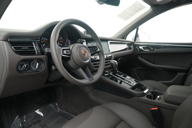 Certified 2026 Porsche Macan AWD/4WD image 9
