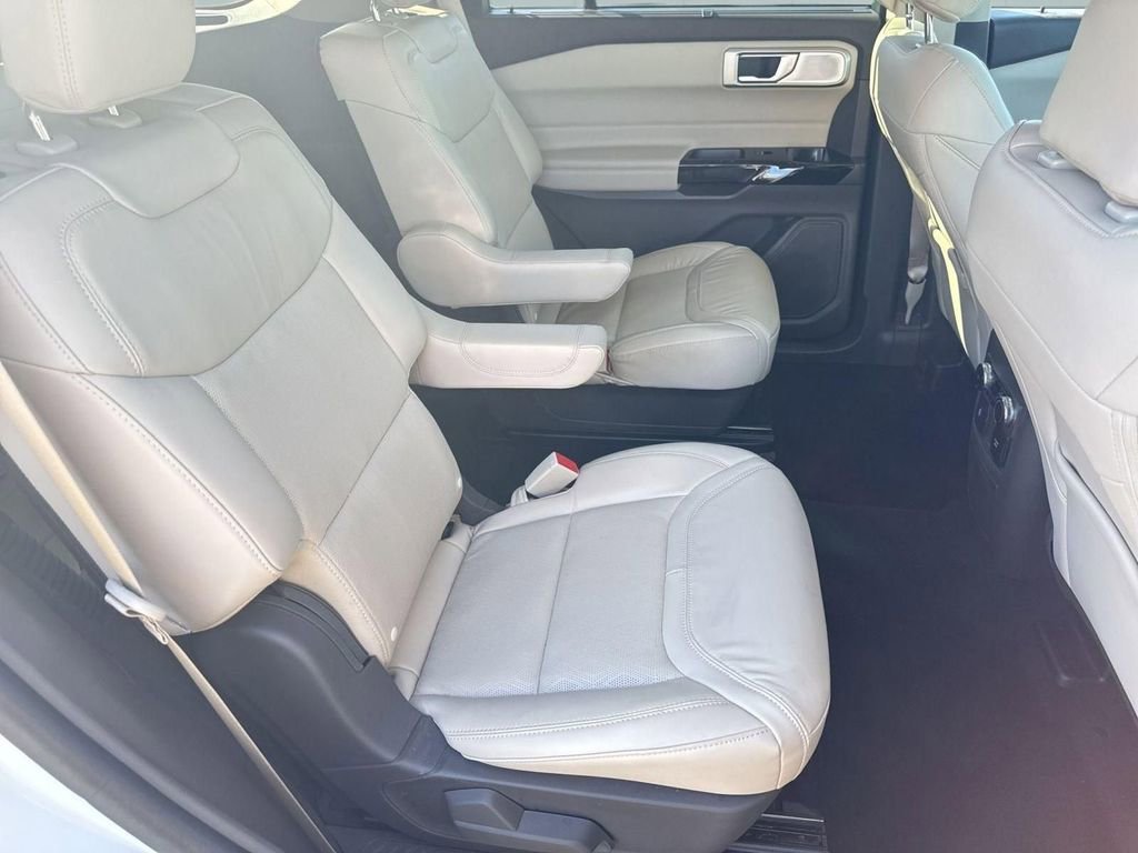 Used 2023 Ford Explorer Platinum w/ Technology Package AWD/4WD image 31