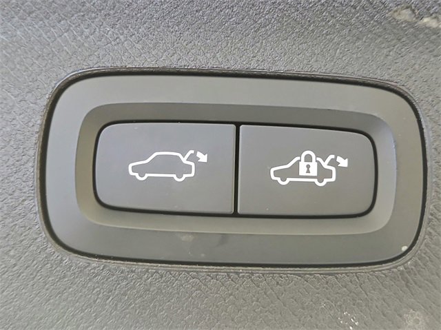 Used 2024 Volvo XC90 B5 Plus image 36