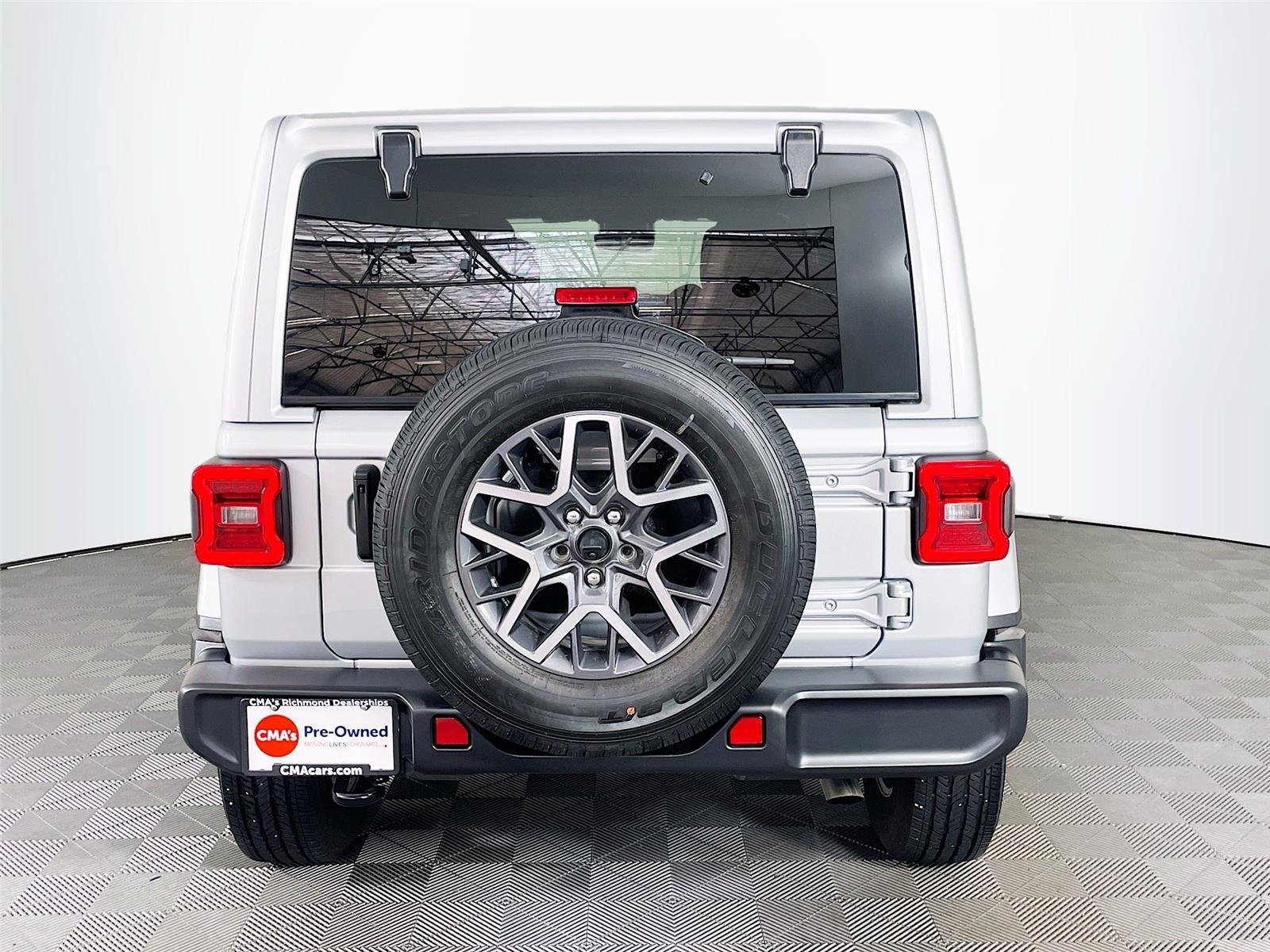 Used 2024 Jeep Wrangler Unlimited Sahara w/ Technology Group AWD/4WD image 7