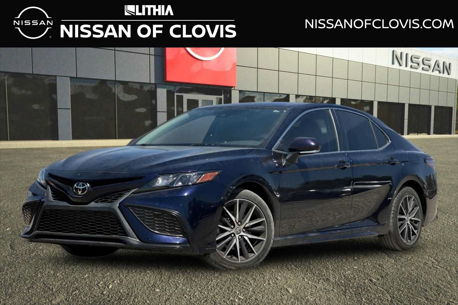 Used 2022 Toyota Camry SE FWD image 1