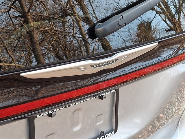 Used 2023 Chrysler Pacifica Touring-L image 30