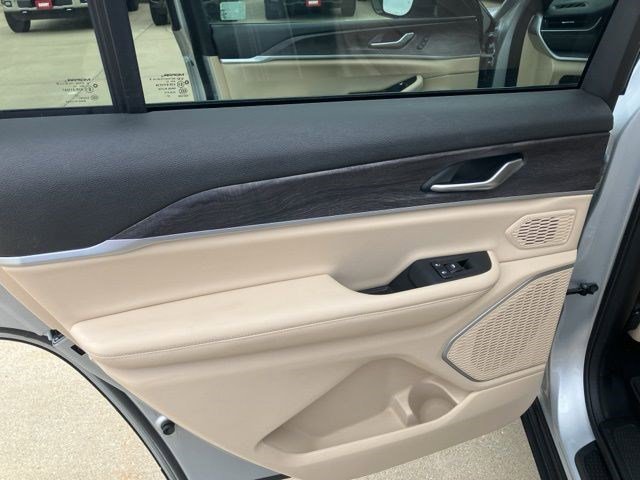 Certified 2023 Jeep Grand Cherokee L Limited w/ Black Appearance Package AWD/4WD image 21