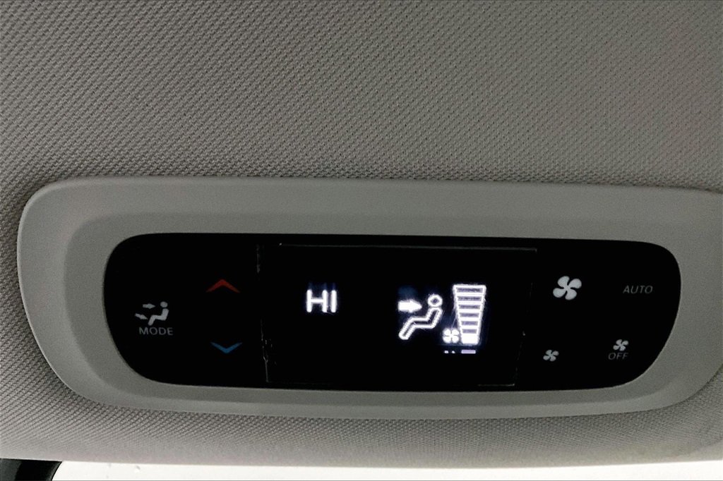 Used 2023 Chrysler Pacifica Touring-L image 11