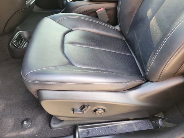 Used 2025 Chrysler Pacifica Select image 11