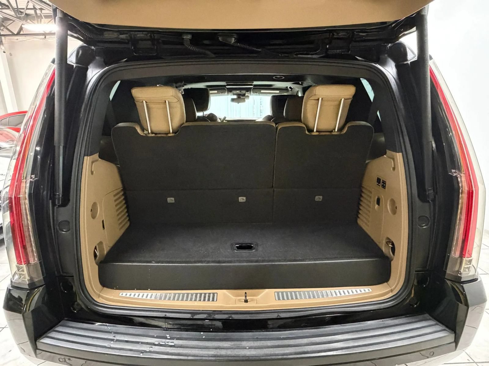 Used 2019 Cadillac Escalade Platinum AWD/4WD image 18