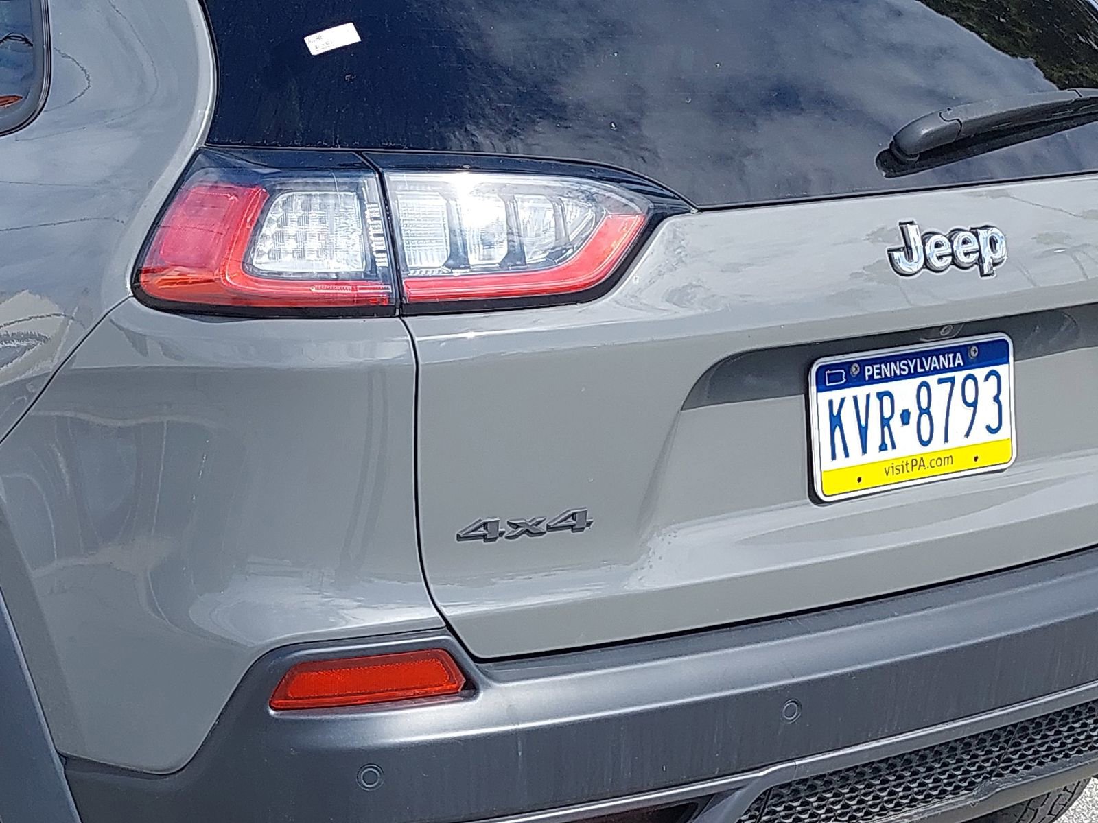 Used 2019 Jeep Cherokee Trailhawk w/ Cold Weather Group image 11