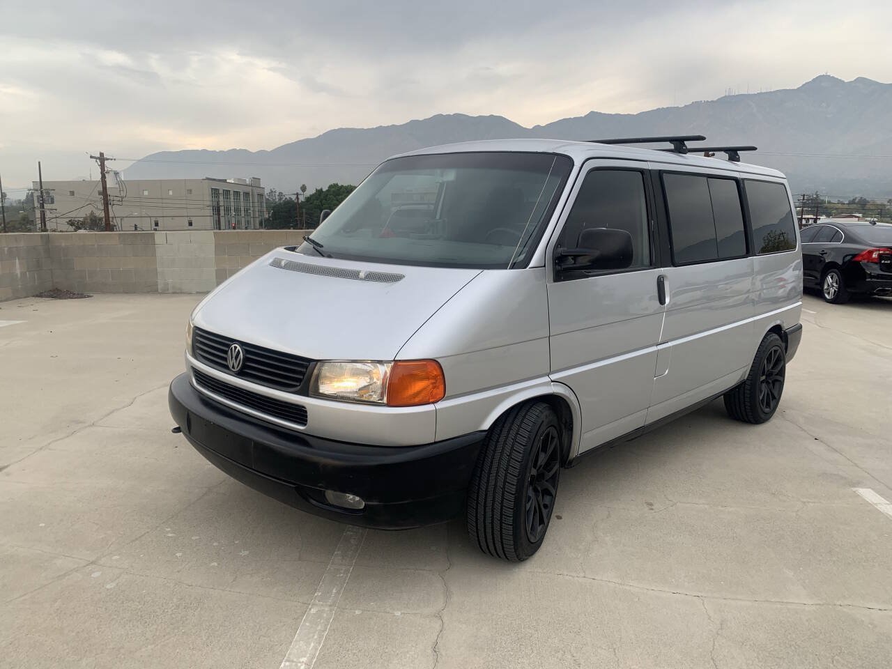 Used 2003 Volkswagen Eurovan MV FWD image 2