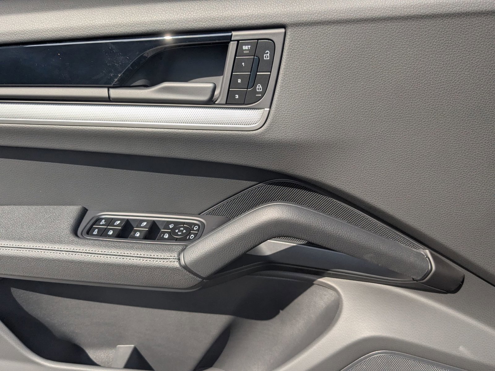Certified 2025 Porsche Cayenne Coupe AWD/4WD image 13