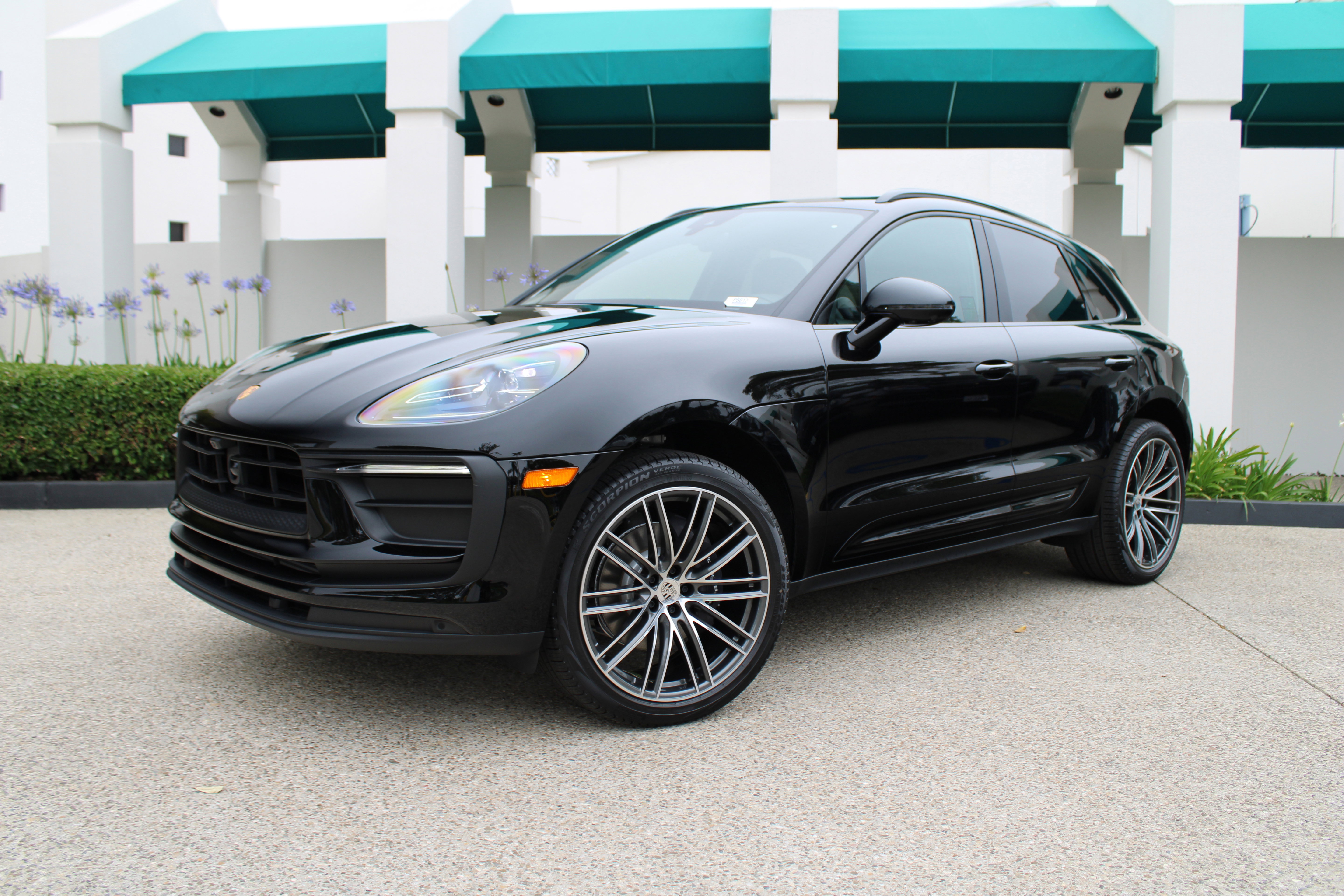 New 2025 Porsche Macan image 1