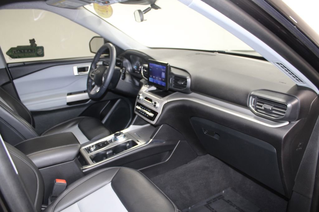 Used 2023 Ford Explorer XLT w/ Equipment Group 202A image 31