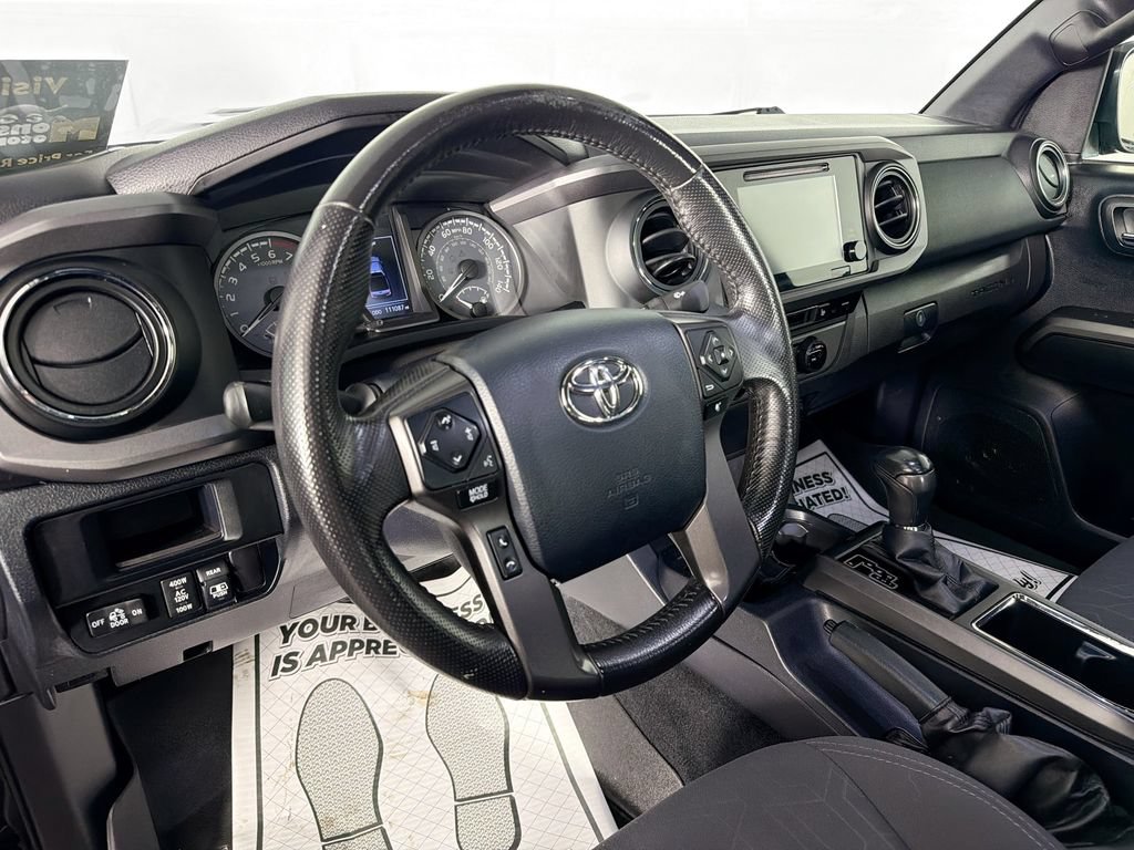 Used 2017 Toyota Tacoma TRD Sport AWD/4WD image 9