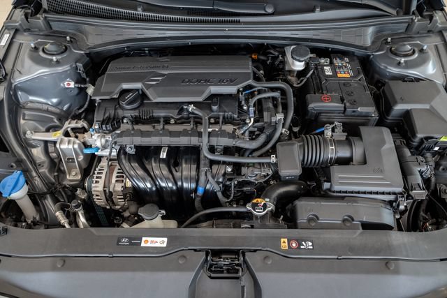 Certified 2025 Hyundai Elantra SE FWD image 3
