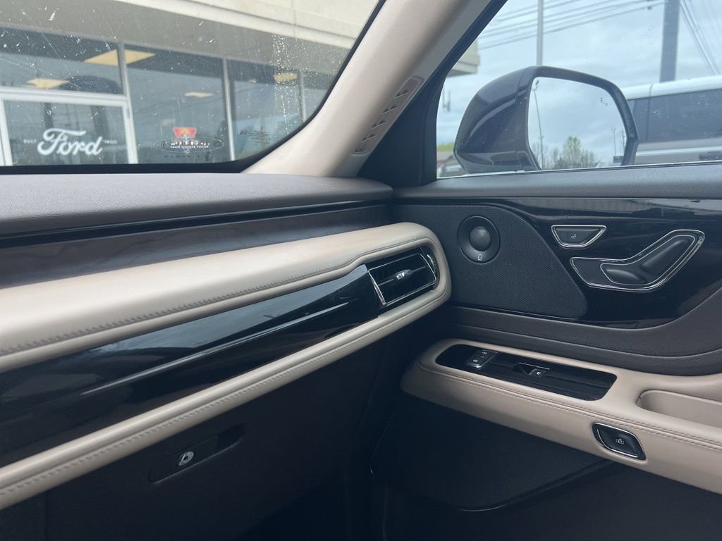 Used 2022 Lincoln Aviator Reserve w/ Elements Package Plus image 12