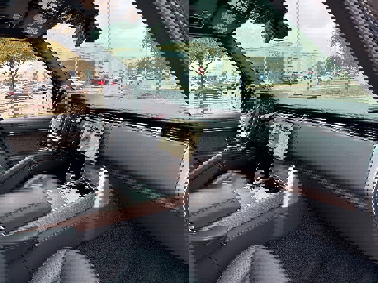 Used 2025 Land Rover Range Rover Long Wheelbase Autobiography image 13