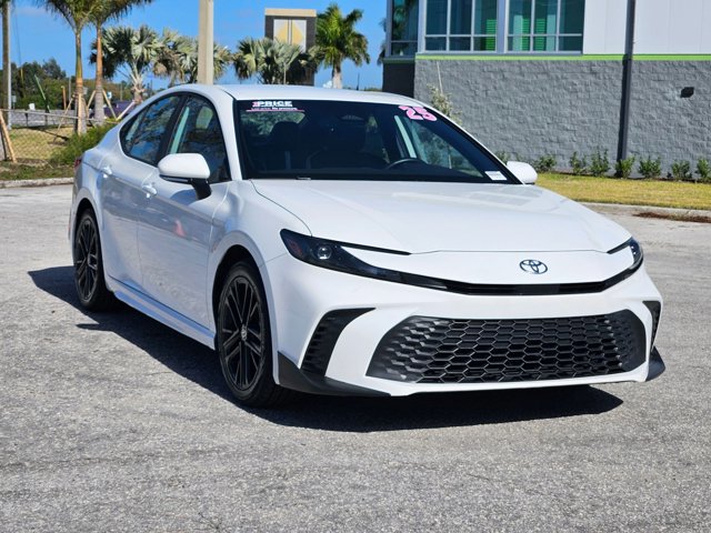 Used 2025 Toyota Camry SE w/ Convenience Package image 3