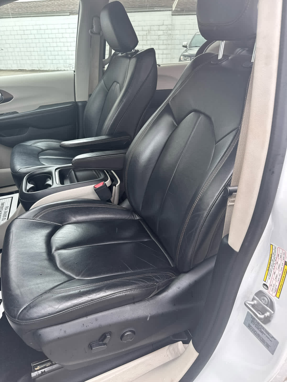 Used 2017 Chrysler Pacifica Touring-L image 12