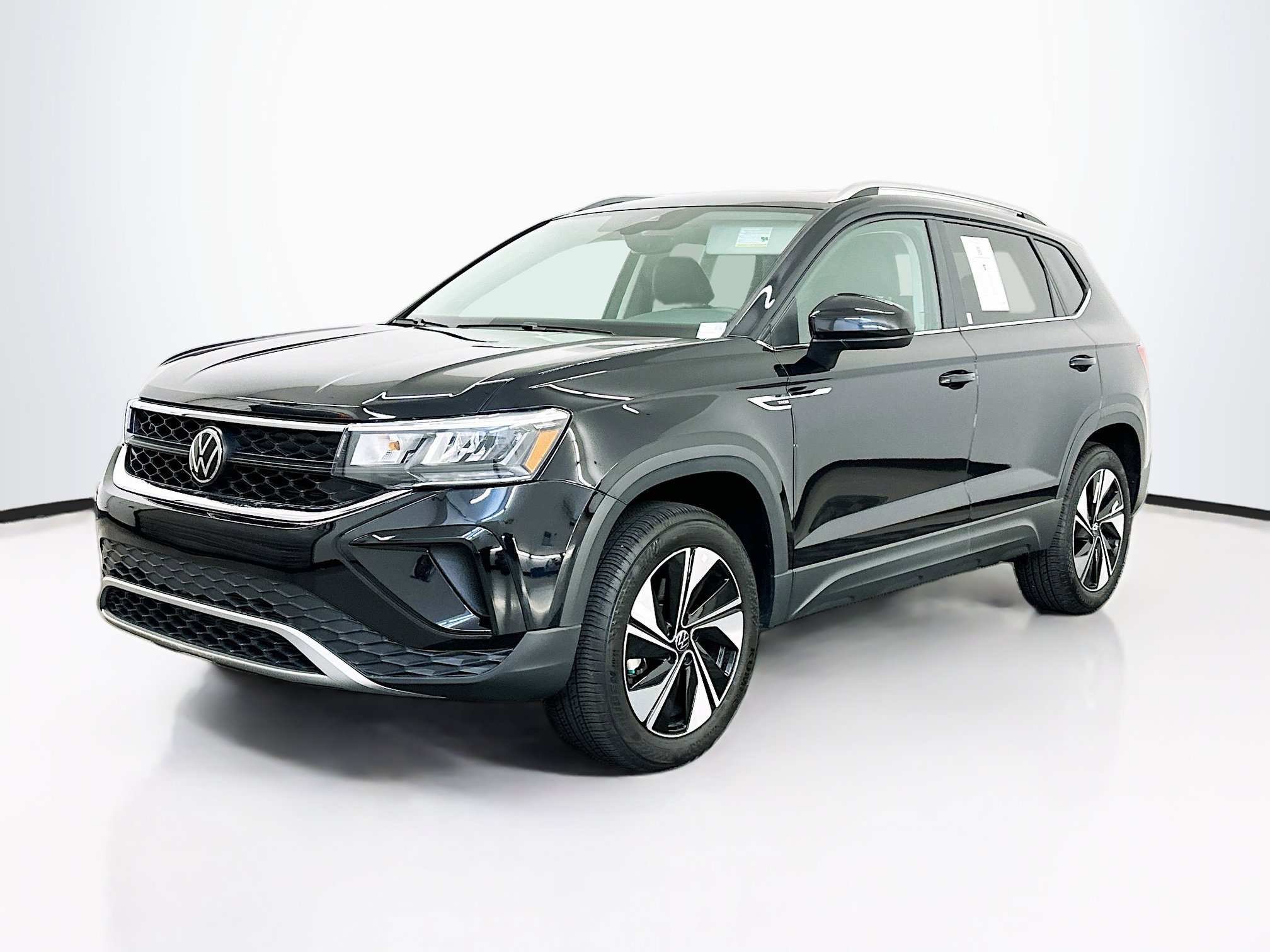 Used 2024 Volkswagen Taos SE w/ Panoramic Sunroof Package image 3