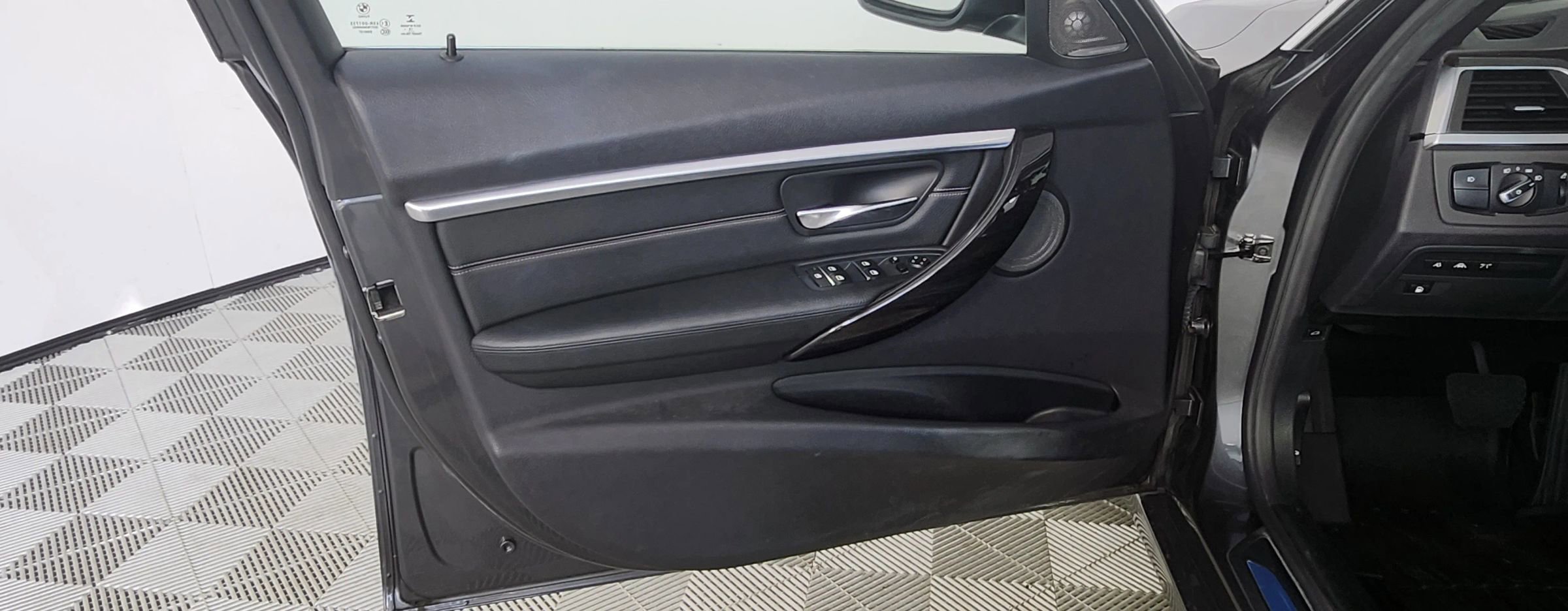 Used 2016 BMW 330e image 9