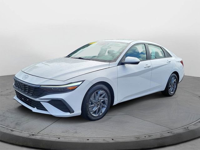 Used 2024 Hyundai Elantra SEL image 3