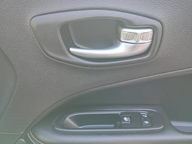 Used 2020 Jeep Compass Latitude w/ Cold Weather Group AWD/4WD image 46