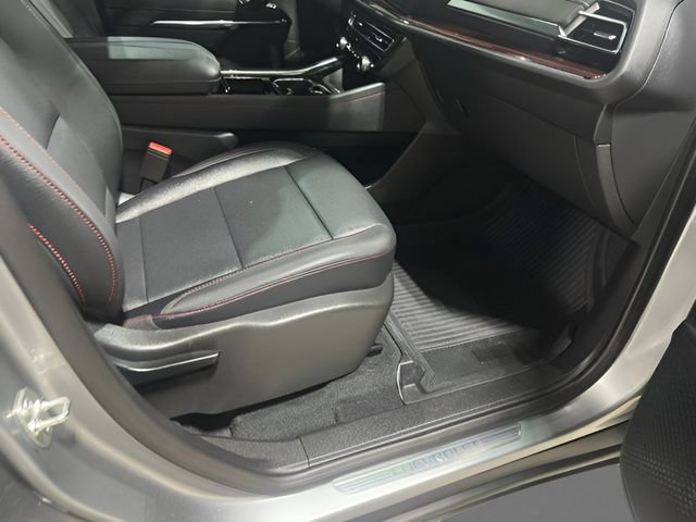 Used 2026 Chevrolet Traverse Z71 w/ LPO, Floor Liner Package AWD/4WD image 32