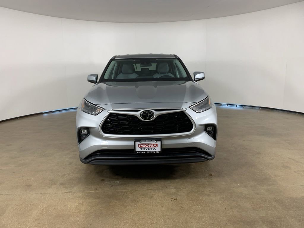 Used 2024 Toyota Highlander LE AWD/4WD image 3