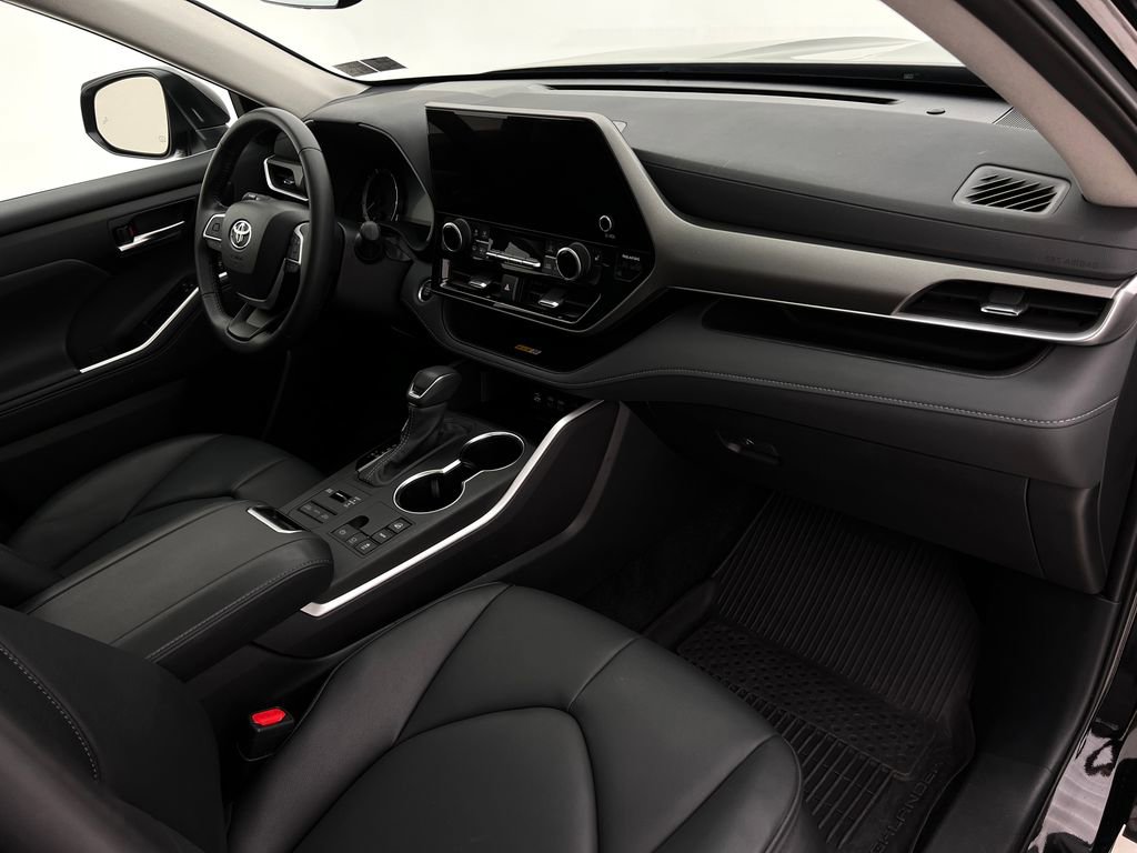 Used 2024 Toyota Highlander XLE image 14