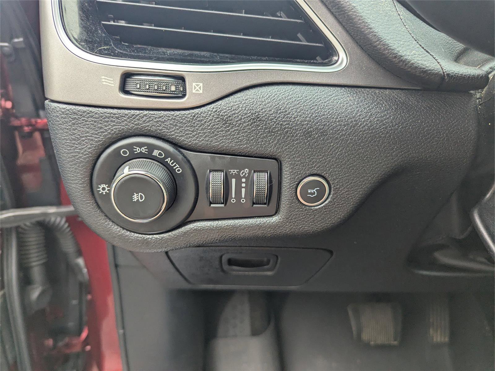 Used 2020 Jeep Cherokee Limited image 29